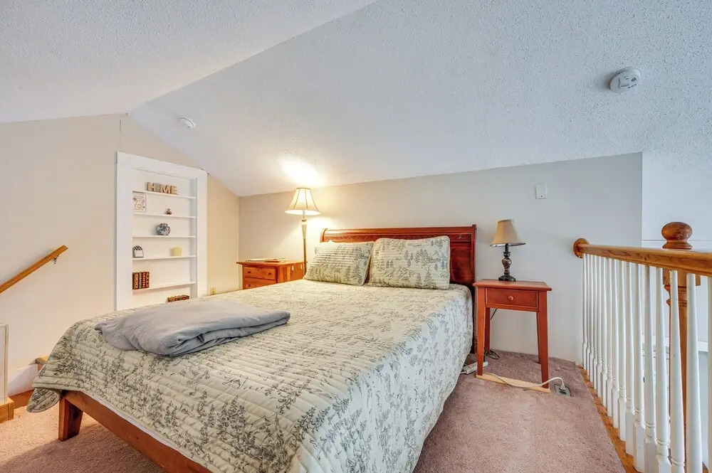 White Mountains Home w/ Hot Tub - Walk to Town!