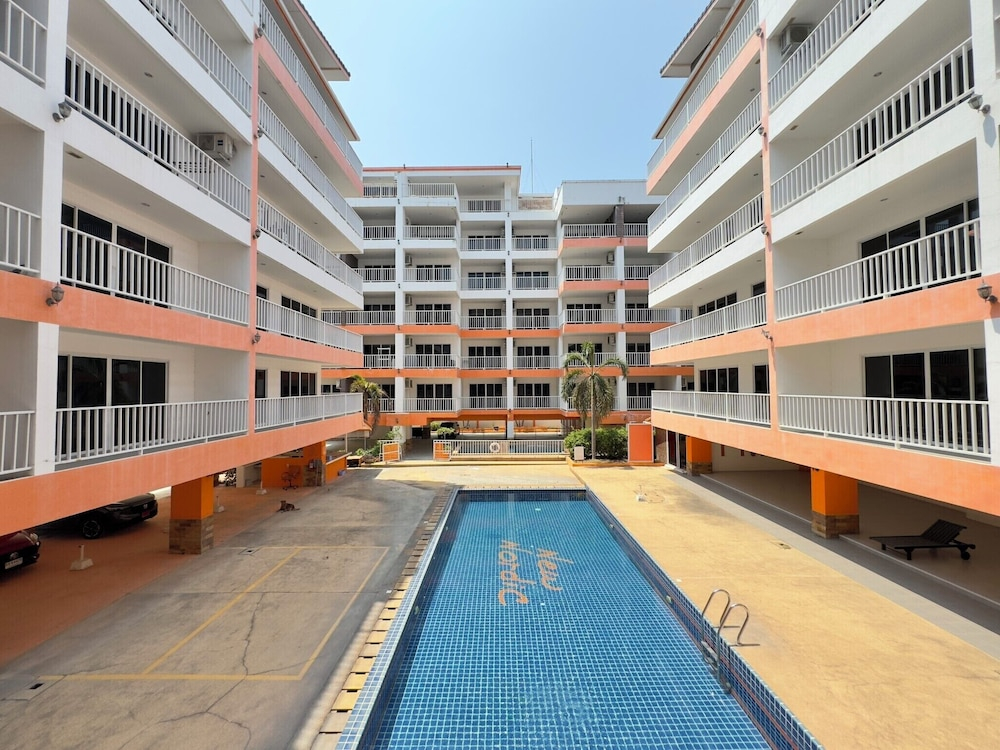 Pool-view Studio With Balcony - New Nordic VIP 4, Pratumnak