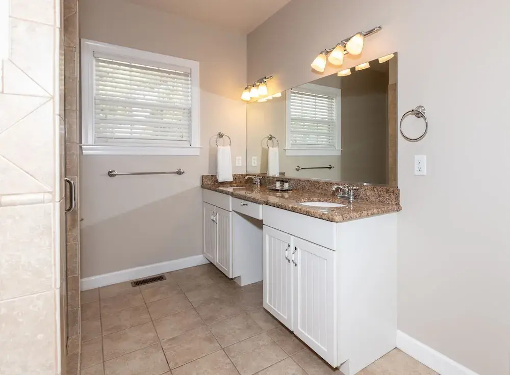 Newly Renovated Beach Cottage Walking Distance to Virginia Beach Oceanfront and Boardwalk