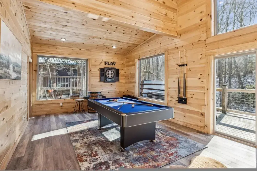 Brand New Cabin w Fire Pit Hot Tub Gameroom