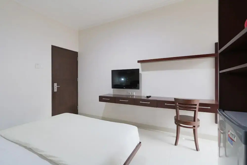 Clover Residence Near Mall Ambassador