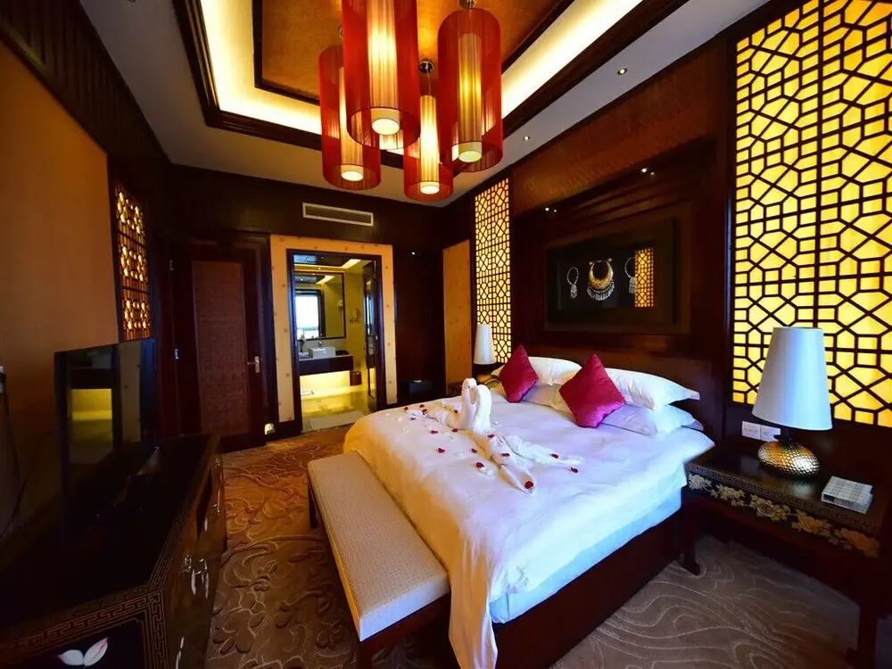 Dali Art Golf Hotel