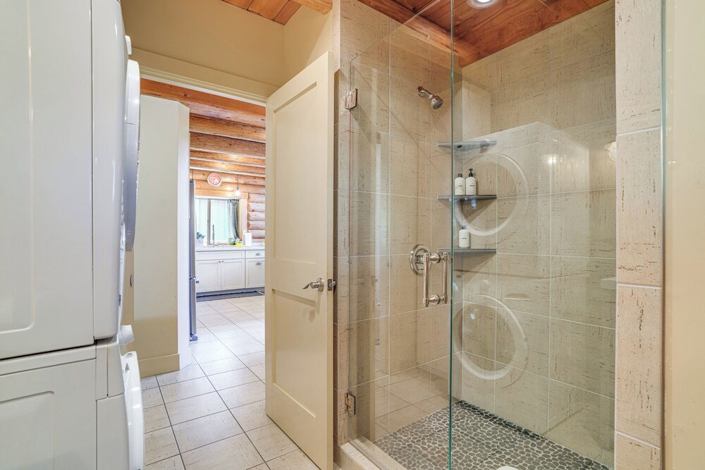 Walk to Pine Mountain Lake: Spacious Family Cabin