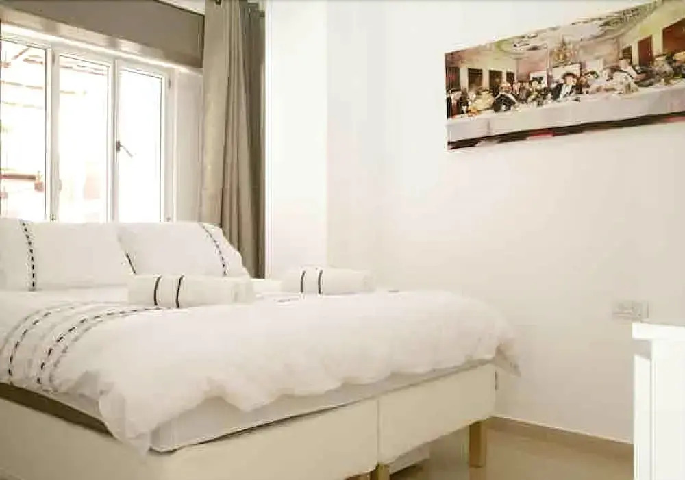 Holyguest - Ben Yehuda 218