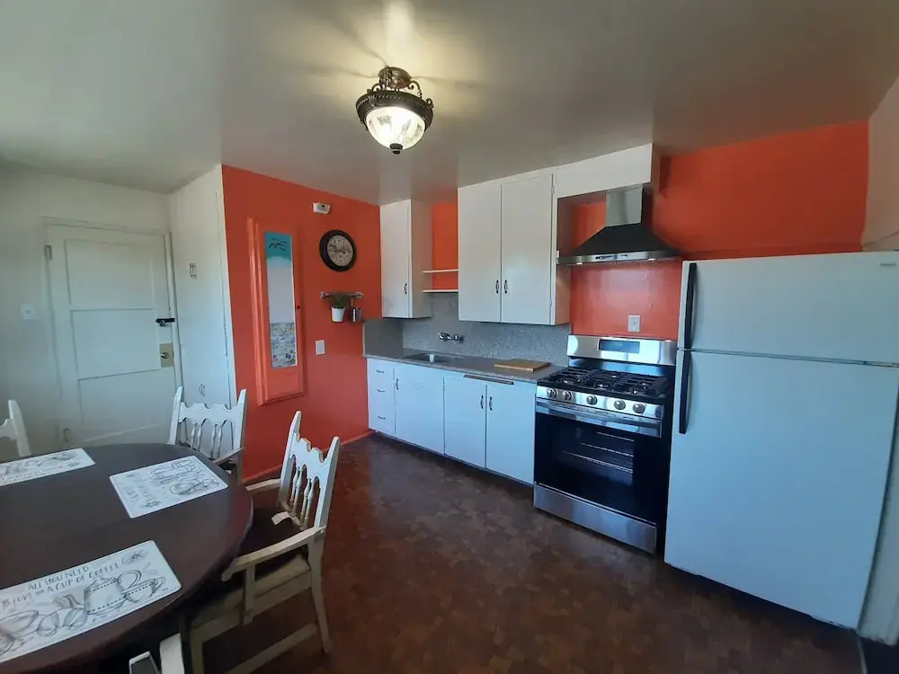 HARRYS MAN CAVE - A Vintage Motel on the Historic 395 route - The New Star Motel Experience