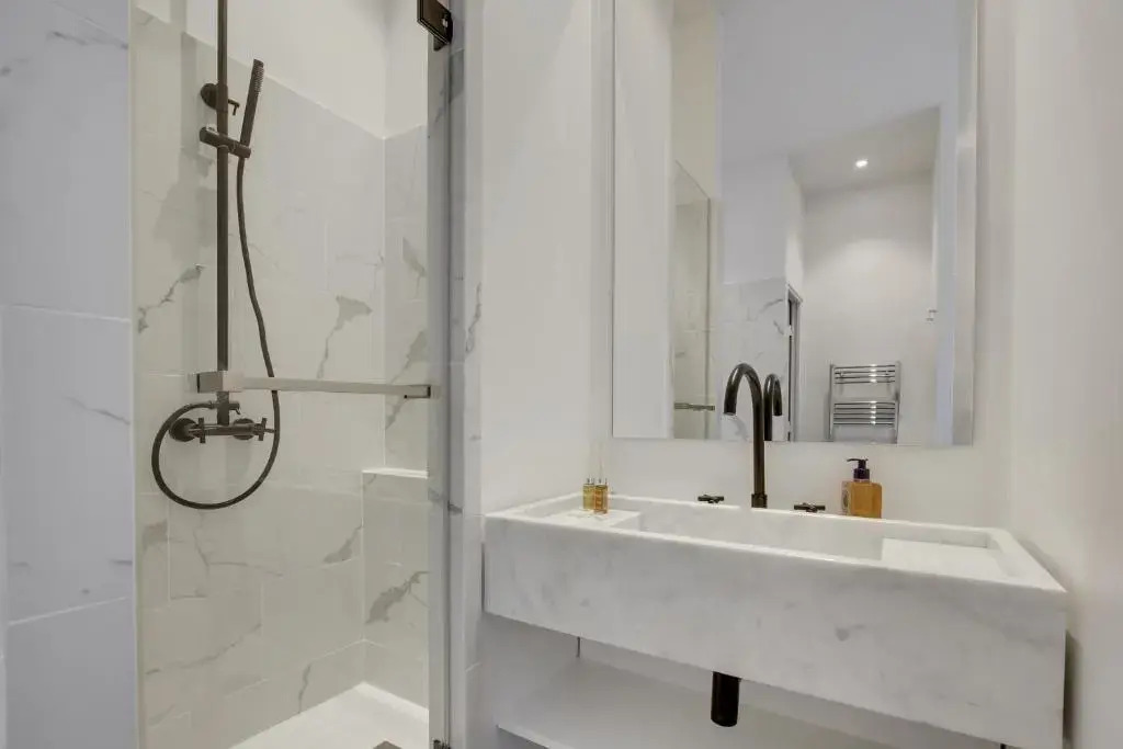 Modern Apt 3bdr/3bath - Louvre Museum/Tuileries