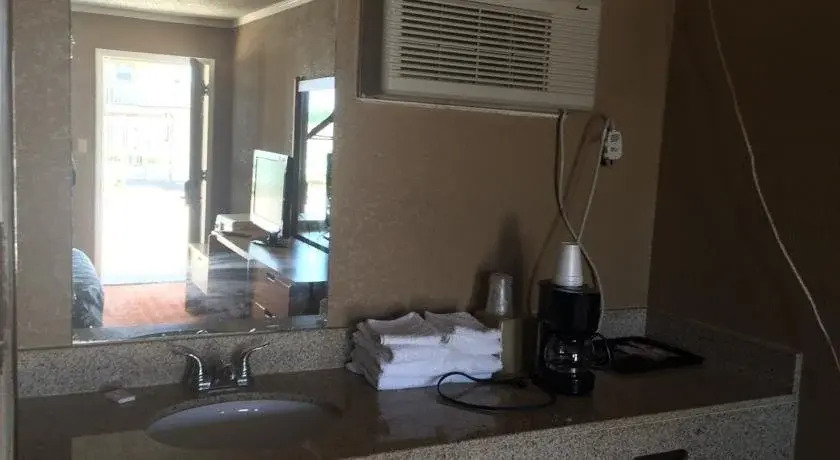 Lake Shore Motel