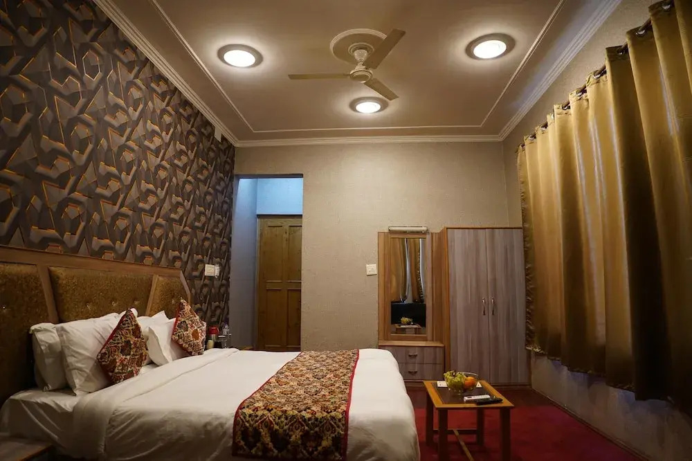 Rozan Jaai Orchard Hotel
