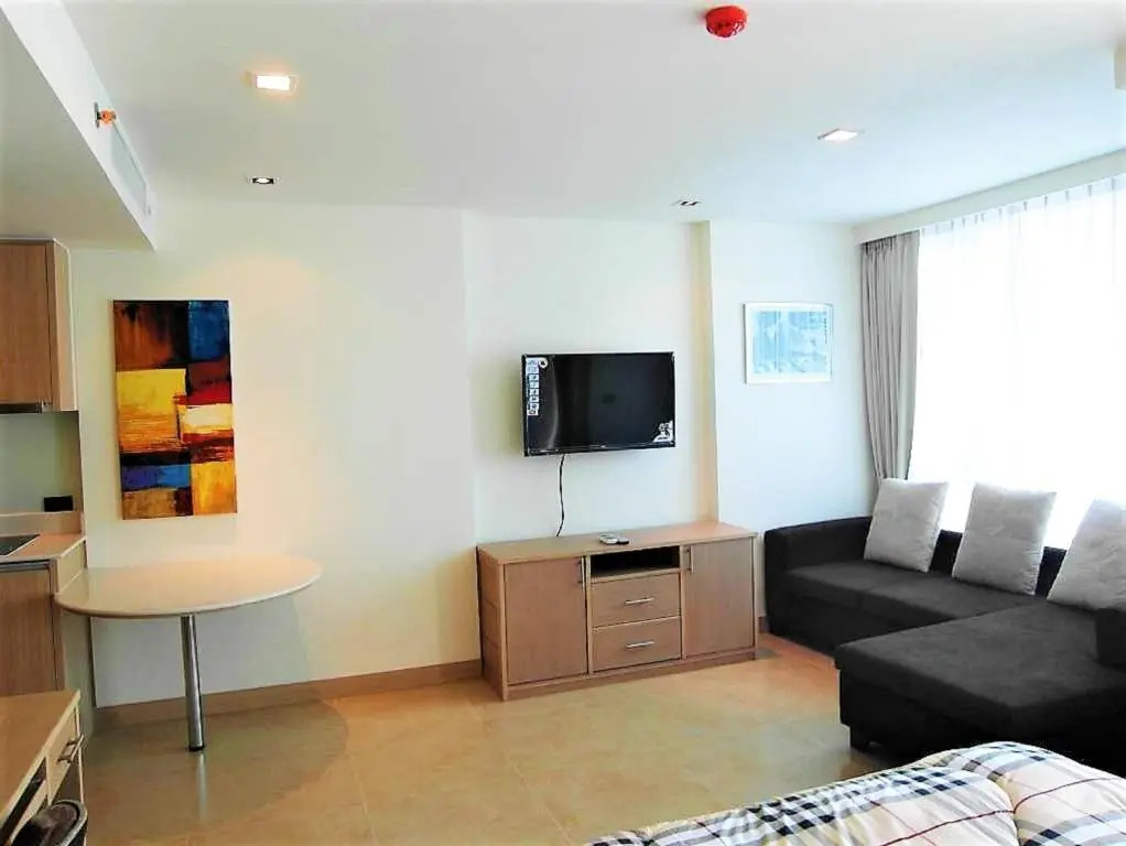 The Cliff sea & Pool Views Studio Apartment Pratumnak Pattaya