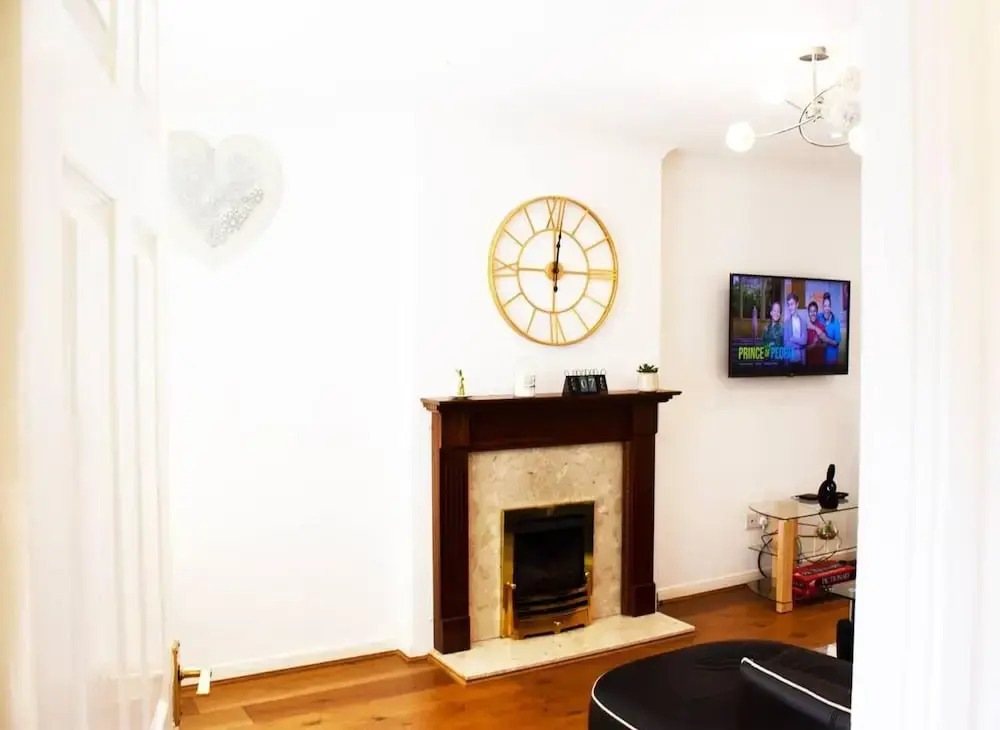 Spacious 4 Bed Home in Milton Keynes -free Parking