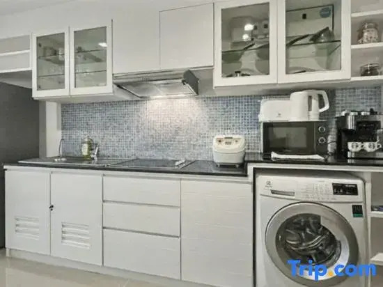 Kris - Modern Spacious 2 Bedrooms Condo with Pool