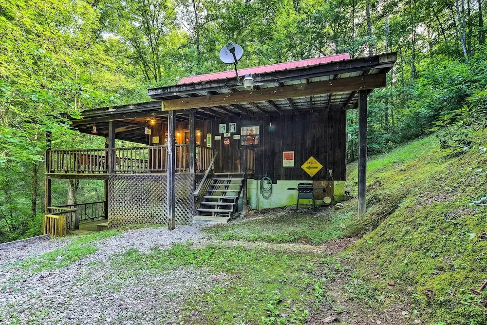 Tellico Plains Cabin - 5 Acres, Backyard Creek!