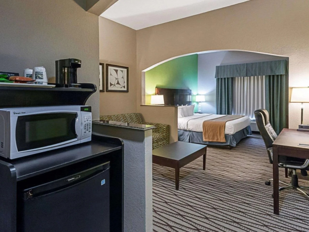 Quality Suites Sulphur