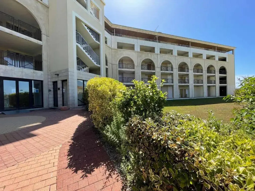Appartement 3 pièces avec balcon, piscine et parking à proximité de la mer - 6 couchages - FR-1-224C-188