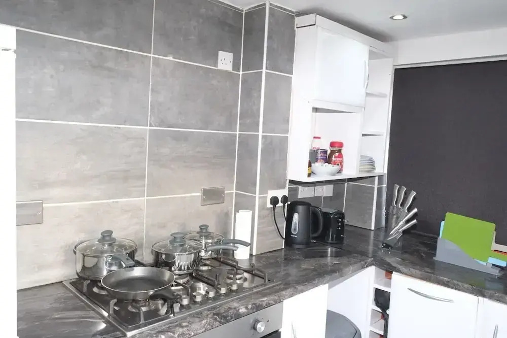 Nottingham 5-br, Sleeps 11 w/ Garden & Parking