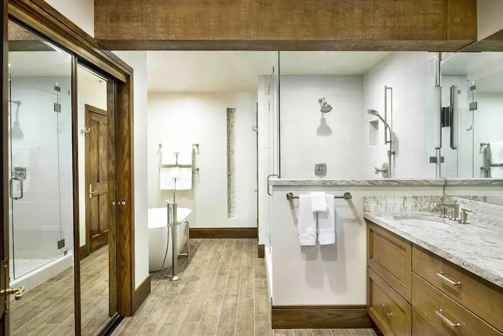 Luxury Three Bedroom Suite with Mountain Views and Three Hot Tubs