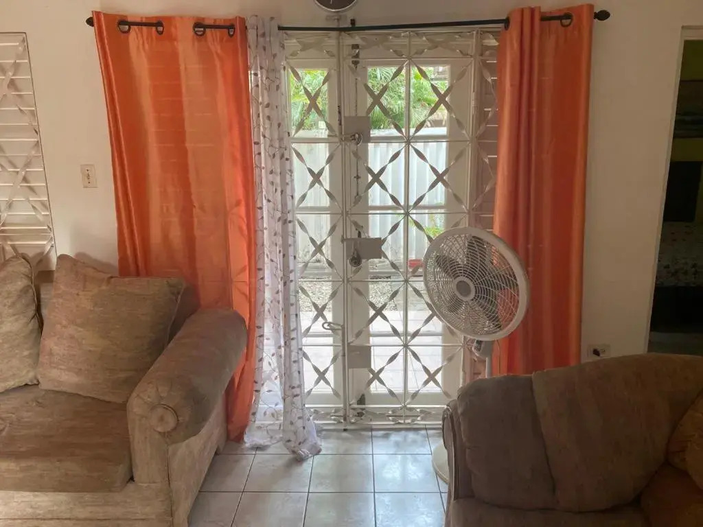 Finest Accommodation Renfrew Place 1 Bedroom Apt # 42 New Kgn 4--12 Renfrew Rd
