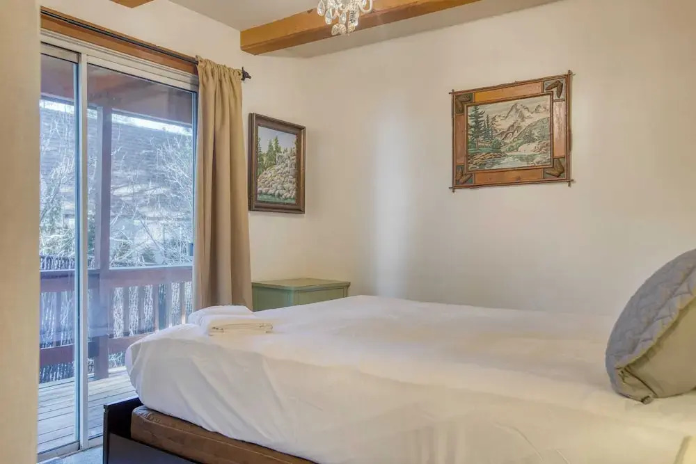 Lakefront w/ Private Dock, Hot Tub, Large Deck, Views Lakeside on Lagunita