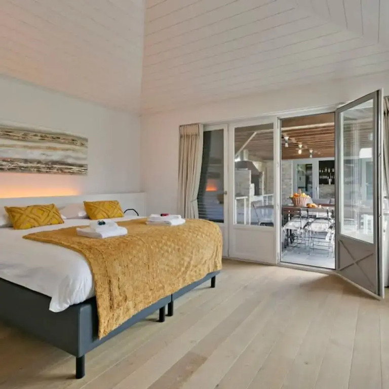 Spectacular Holiday-villa With Lounge-area and bar