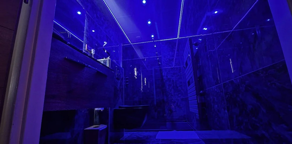 Aka Love Room