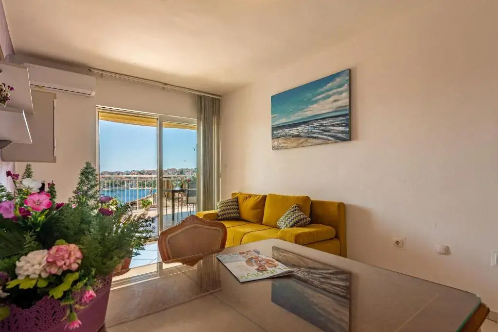 Apartments Villa Nea Leona