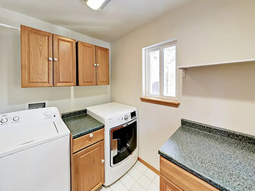 Peaceful W/ Private Hot Tub 5 Bedroom Home