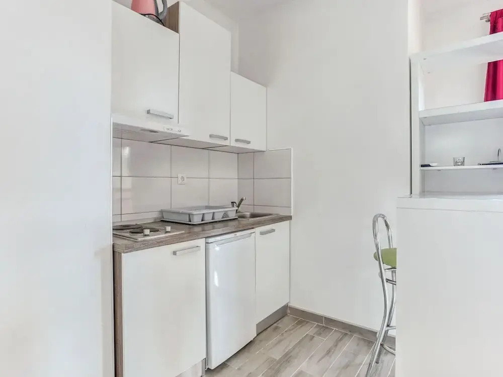 Simplistic Holiday Home in Sumartin near Sea Beach
