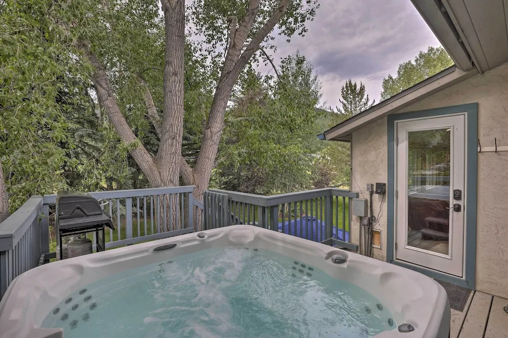 Modern Mountain Escape on Golf Course w/ Hot Tub!
