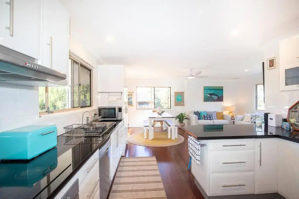 The Pandanus House - Beach styled home - sleeps up to 7 - close to beach