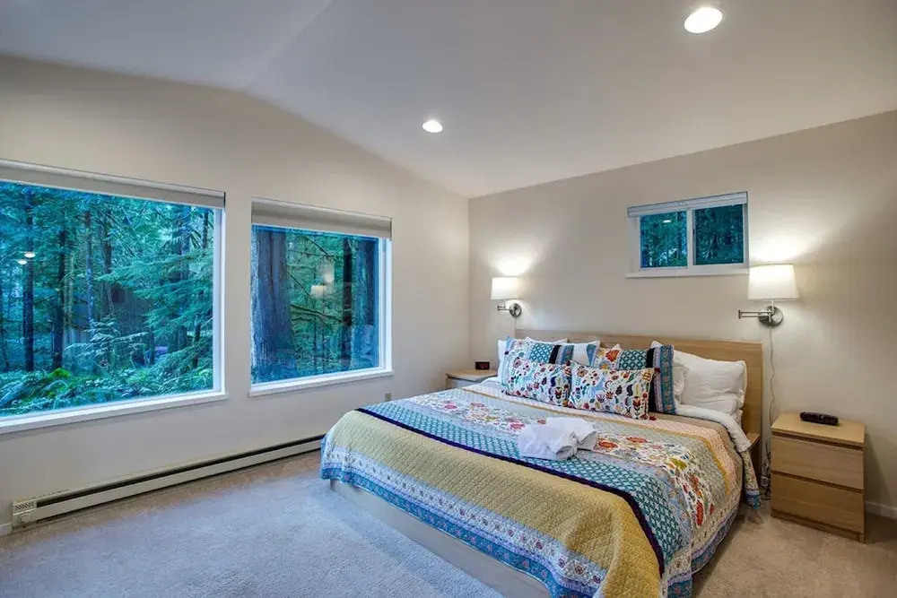 Glacier Springs Cabin - Wood Stove, Hot Tub, Wifi, Sleeps 8