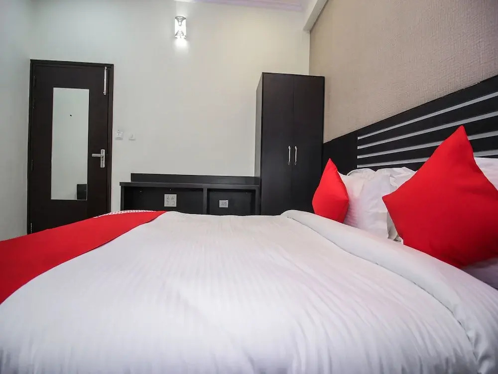 OYO 15218 Hotel Rasha Niwas