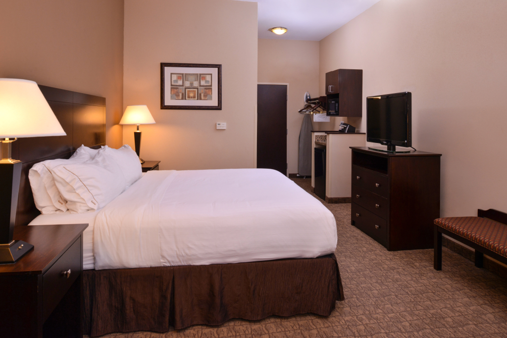 Holiday Inn Express & Suites Fairmont by IHG