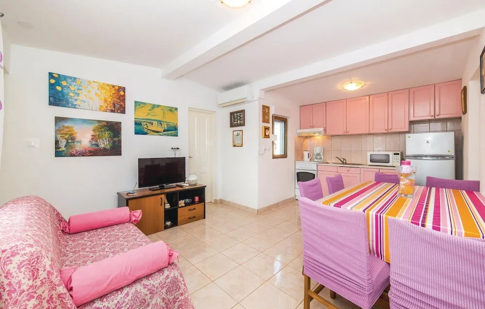 Beautiful Home in Kanica With Wifi and 3 Bedrooms