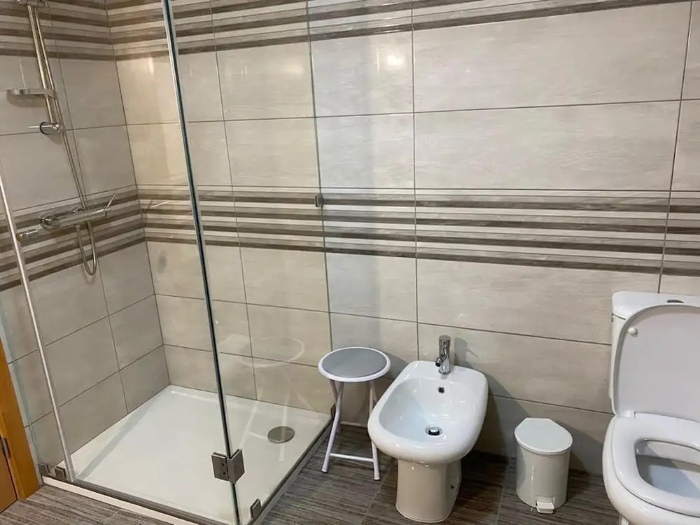 3 Bed House - Sleeps 6 - Parking - Wifi