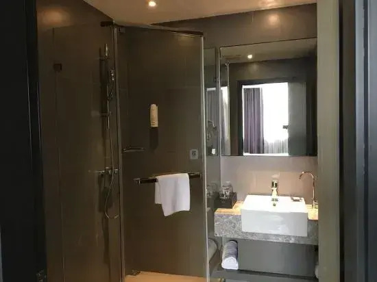 Ease Hotel (Wuhan Zhongshan Avenue Hanzheng Street Metro Station)