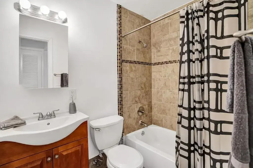Biscayne deluxe unit 2br2bath free parking garden and BBQ