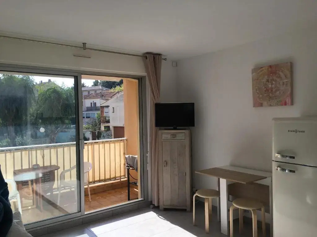 Studio cabine ensoleillé en plein centre ville dans résidence avec piscine