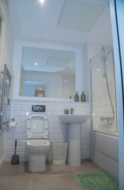 2br(en-suite/ Sleeps 4 With Private Parking