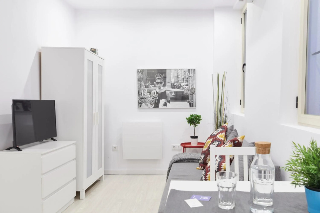 LEEWAYS APARTMENT in DIVINO PASTOR