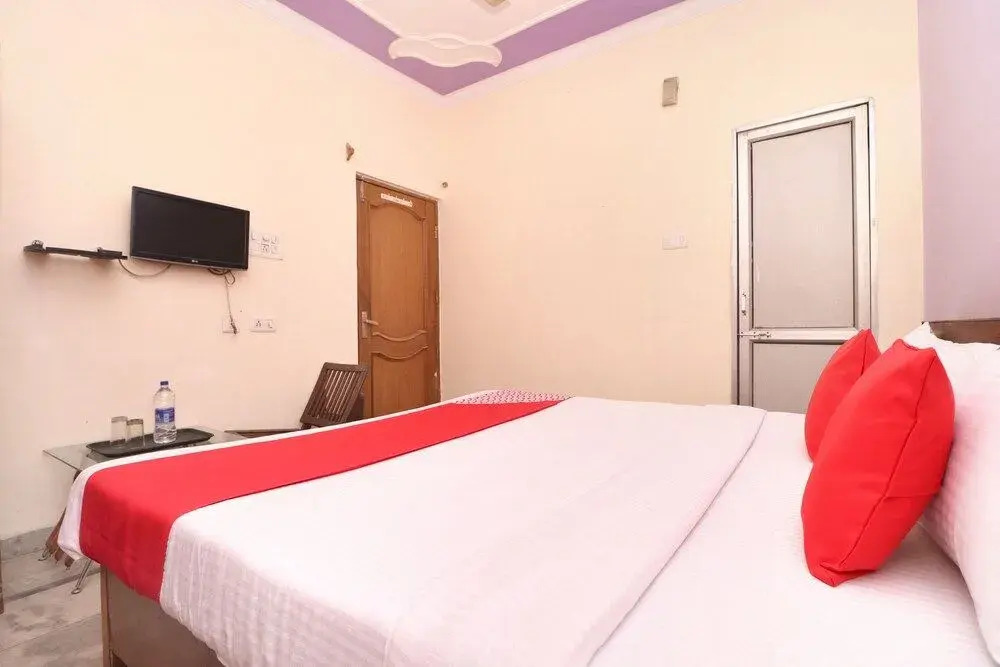 OYO 28168 Hotel Regal 2