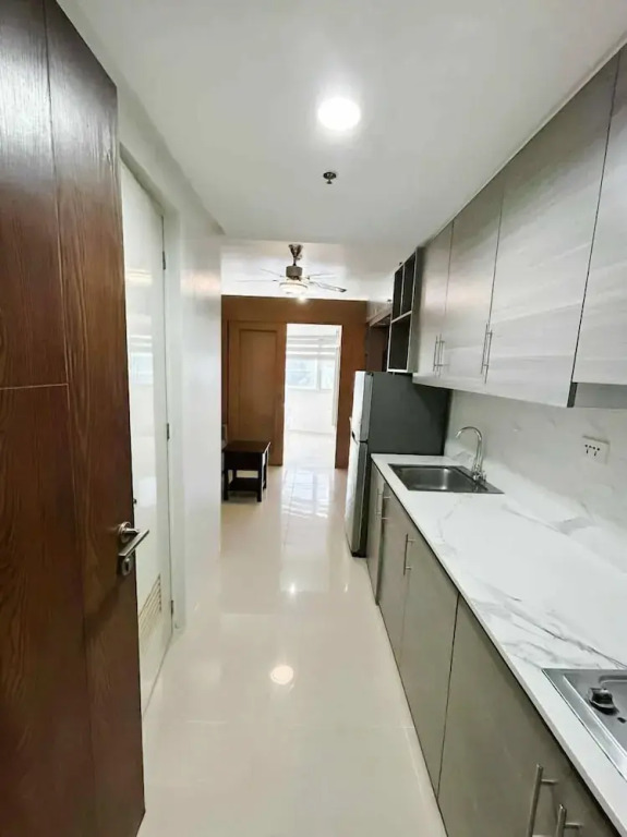 Shell Residences MOA - Josh staycation