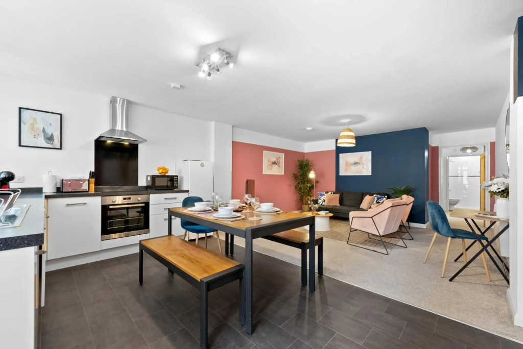 Glevum Lodge - 2BDRM Town Centre Apartment with open plan living area & walk in shower