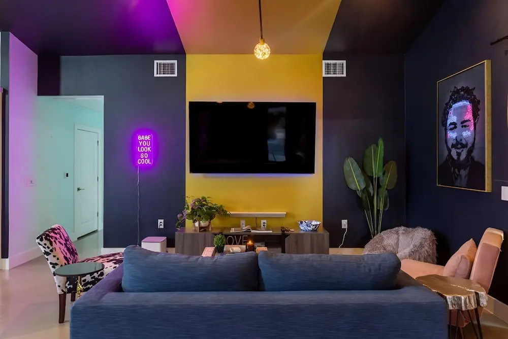 Heated Pool Haven w Hot Tub - Downtown 3 min