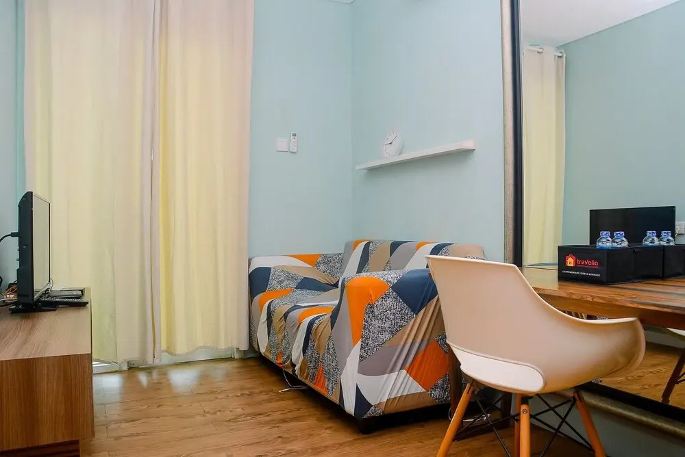 Modern and Comfy 1BR Apartment at Woodland Park Residence By Travelio