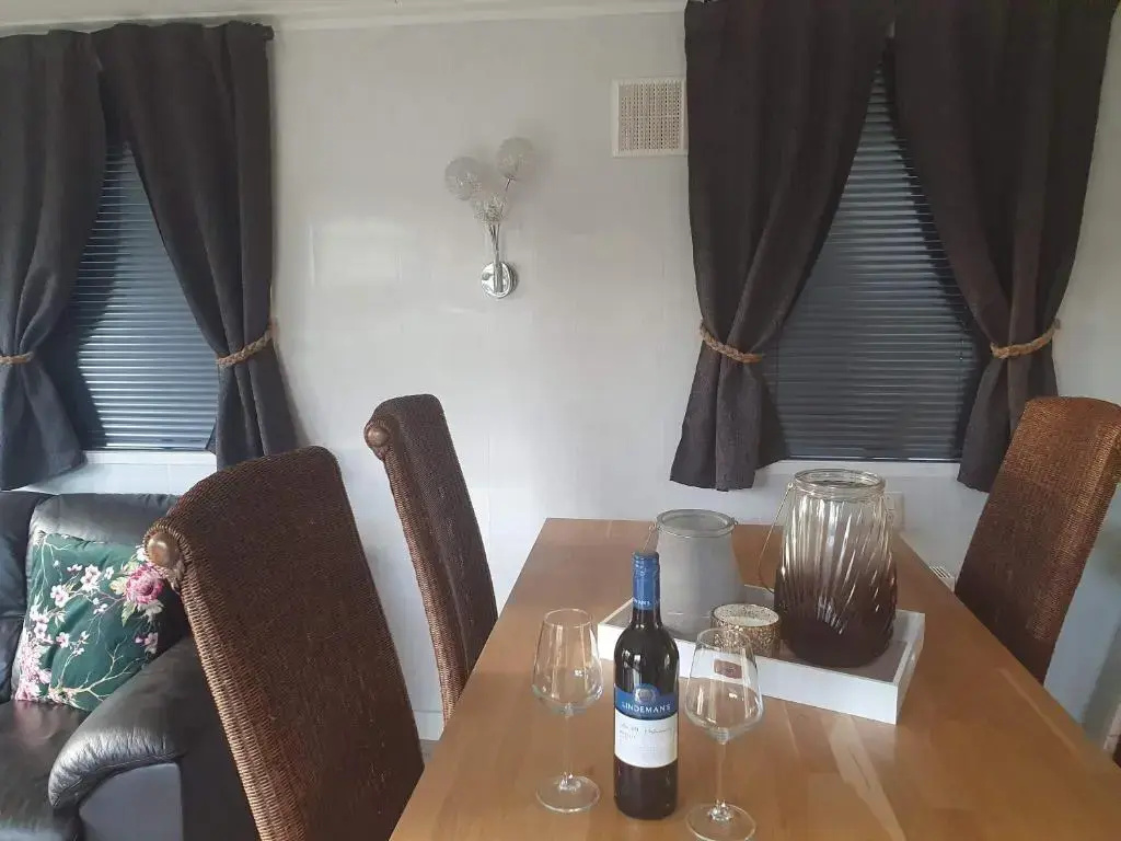 Relax huisje is een luxe huisje met een vaatwasser en zeer snel WIFI 5G en is voorzien van een nieuwe badkamer en keuken met een omheinde tuin met een eigen parkeerplaats