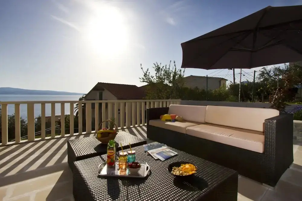 Luxury Apartment With Pool, Large Patio & sea View