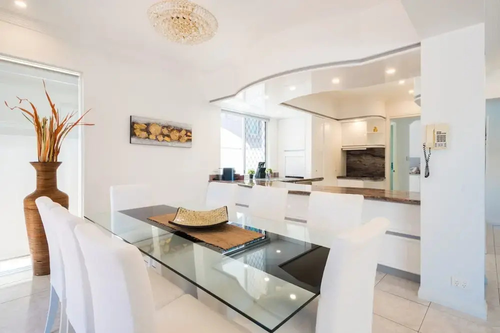 Edgewater on Chevron Waterfront 5 Bedroom Deluxe House Central Surfers