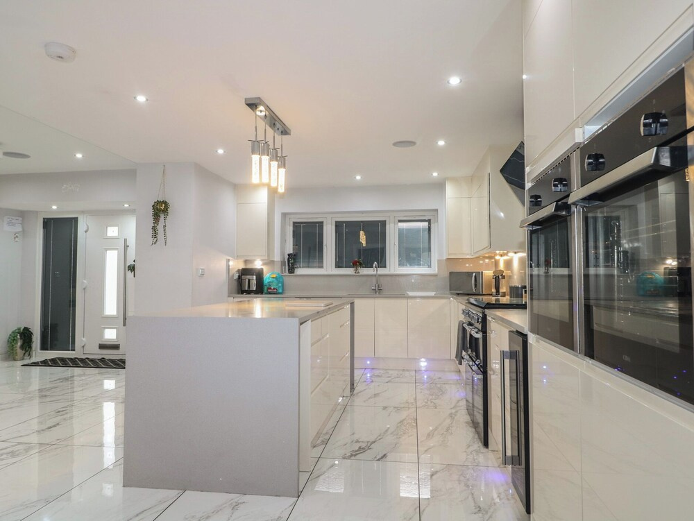 Falcon Bal House
