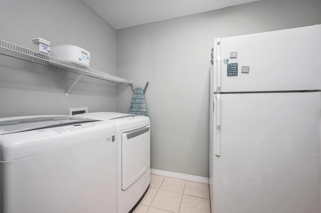 Private Beach Access, Fenced Yard & Pet Friendly, Cabana Life Beach House