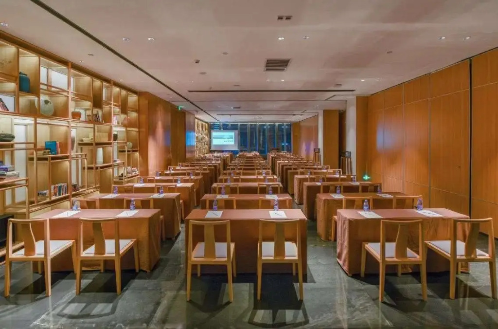 Отель Holiday Inn Guangzhou Zhujiang New Town by IHG